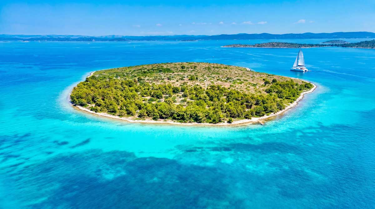 Secluded Blue Lagoon bay, private boat tour Šibenik archipelago